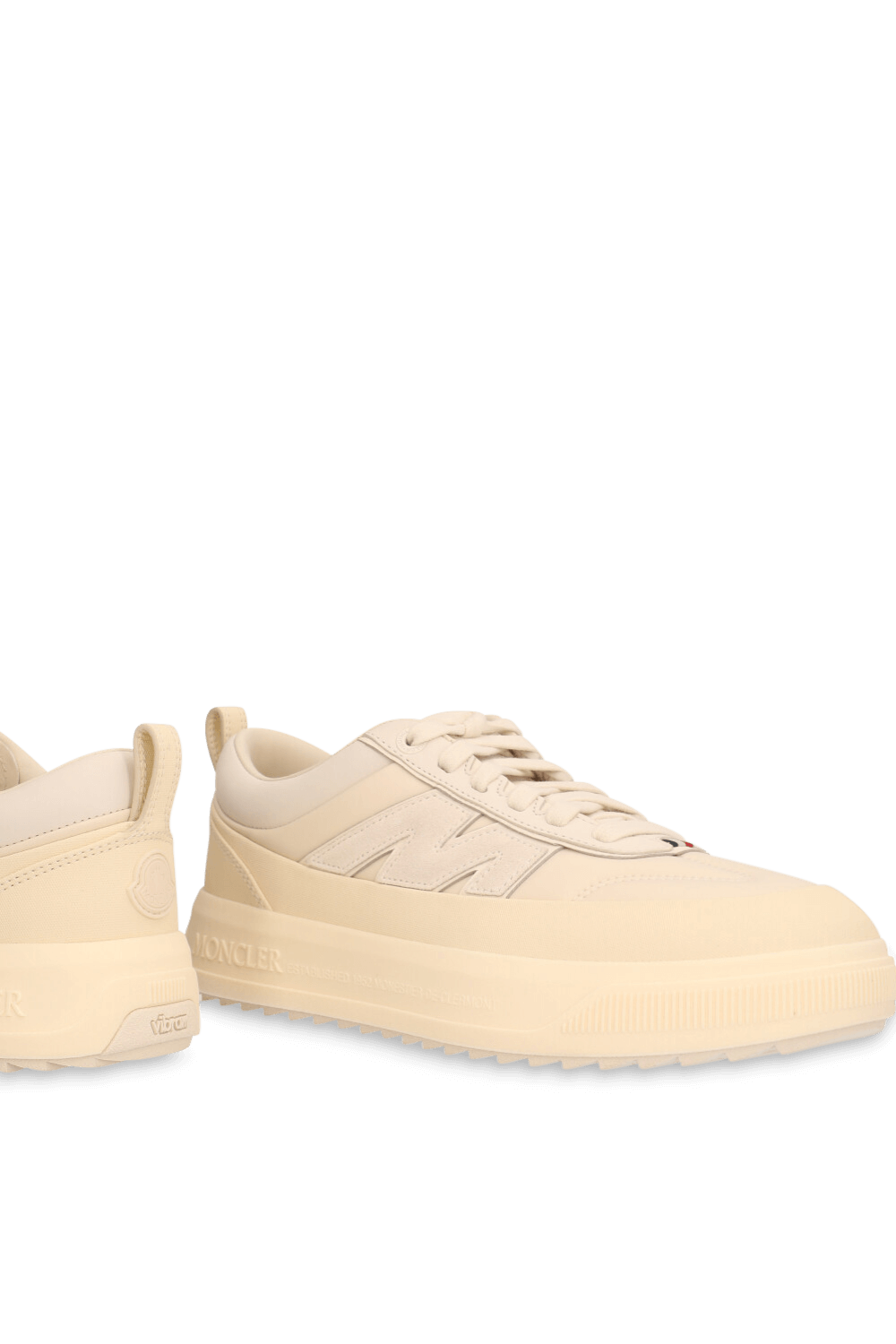 תמונת תקריב של נעלי סניקרס