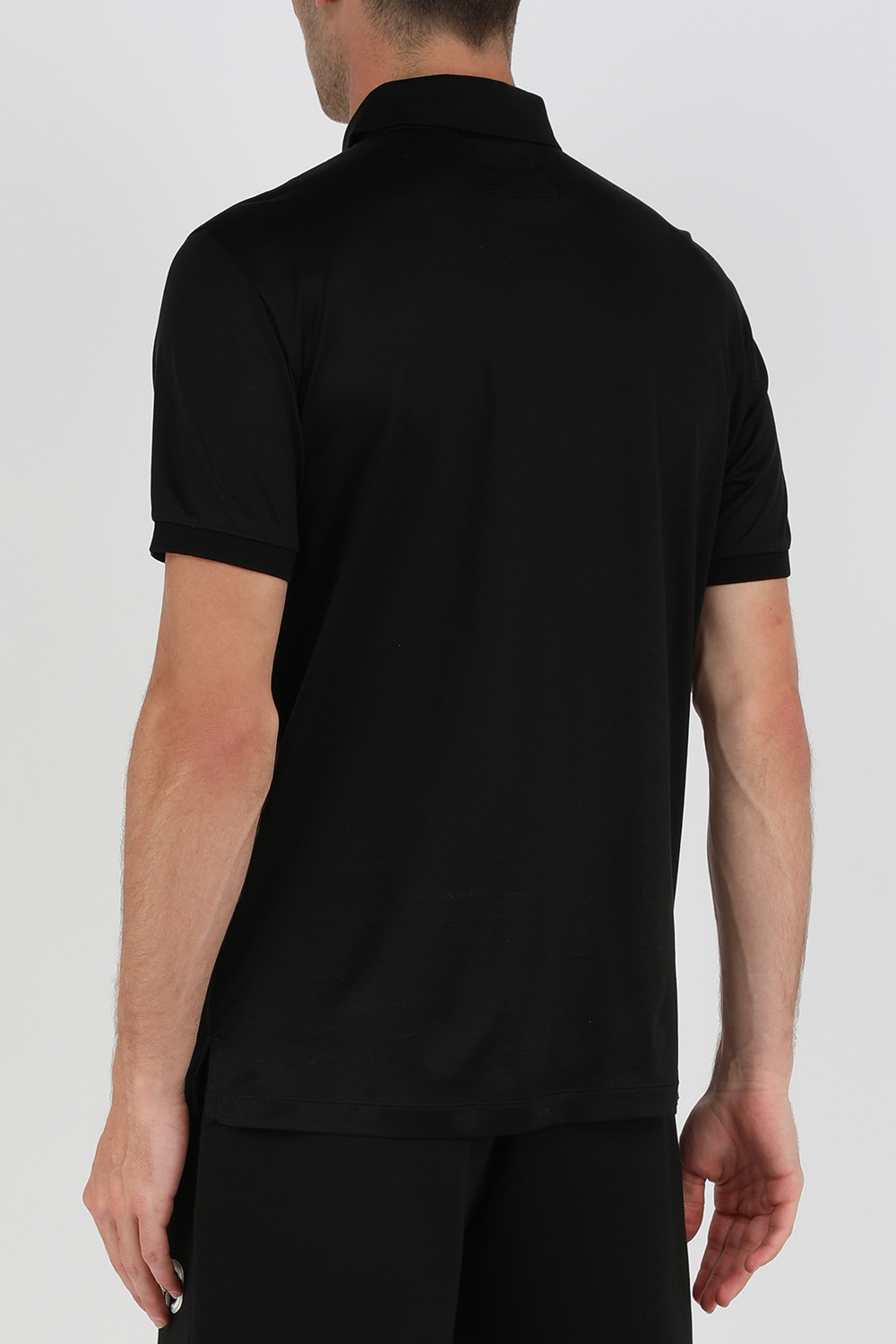 תמונת דוגמן אחורית של חולצת פולו מכותנה