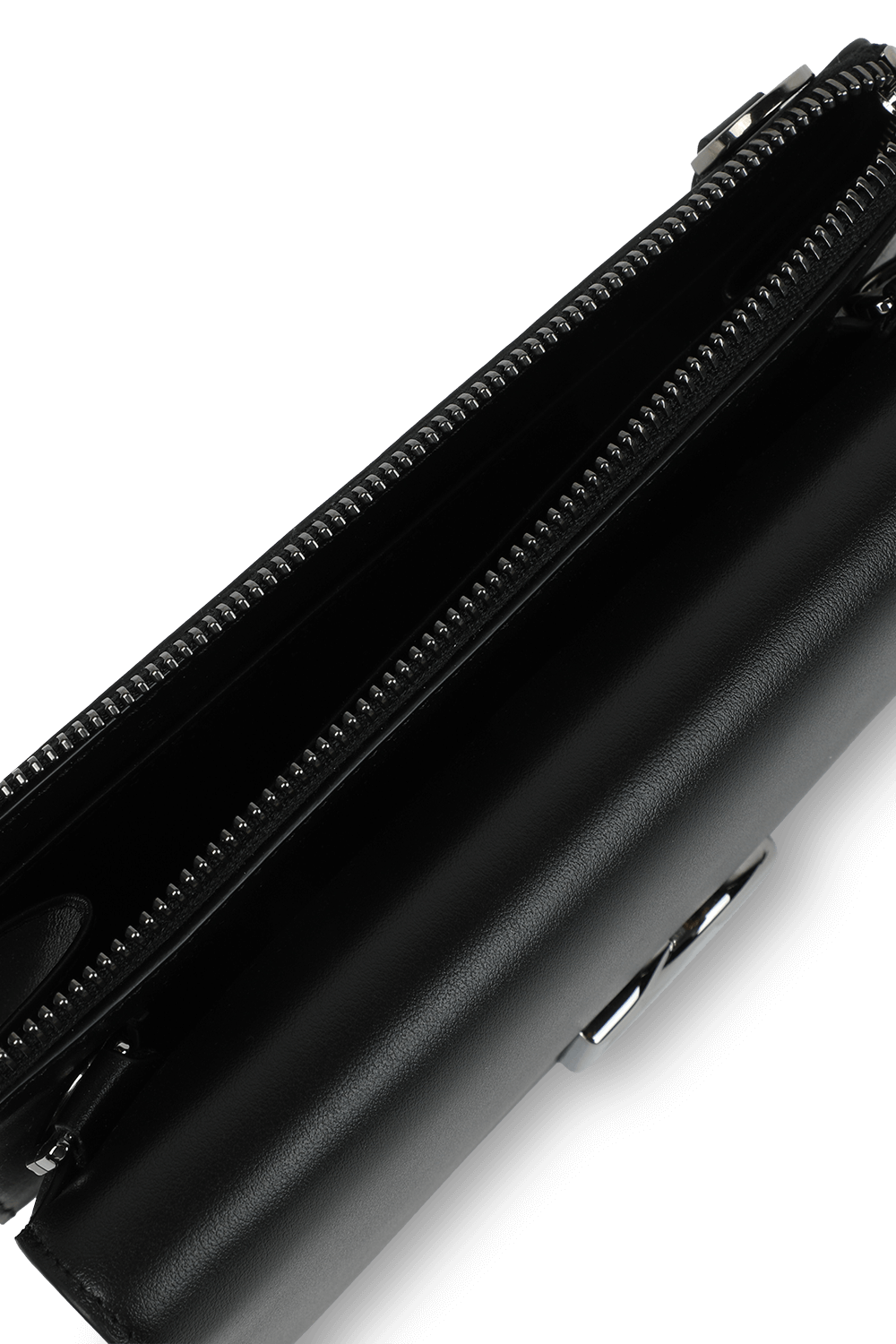 תמונת פנים של תיד צד עור שחור עם לוגו מטאלי