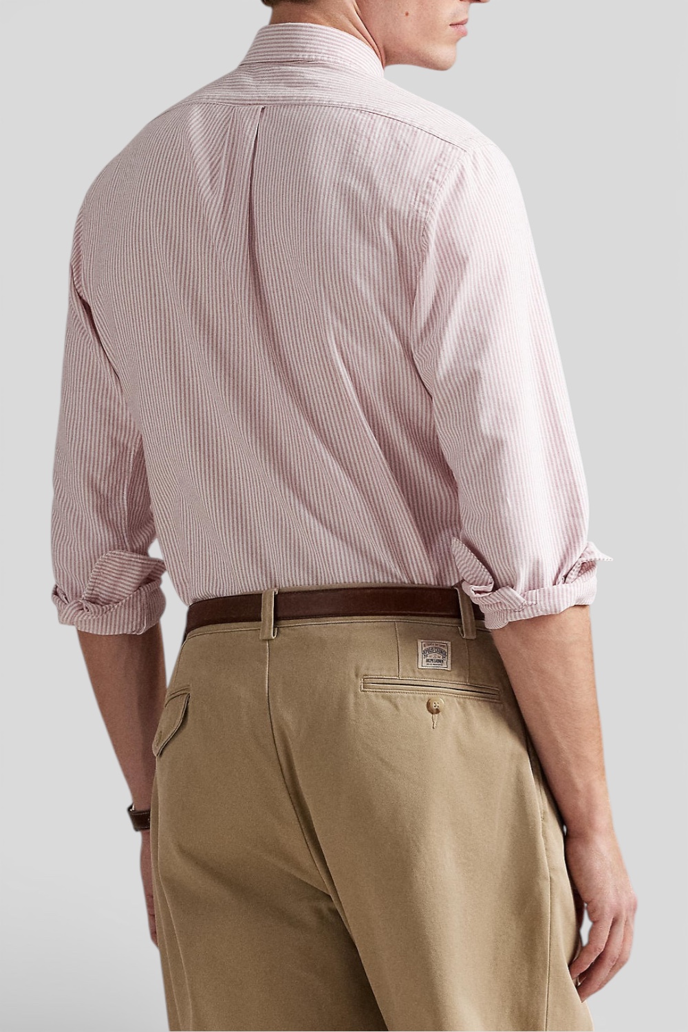 תמונת דוגמן אחורית של חולצה מכופתרת