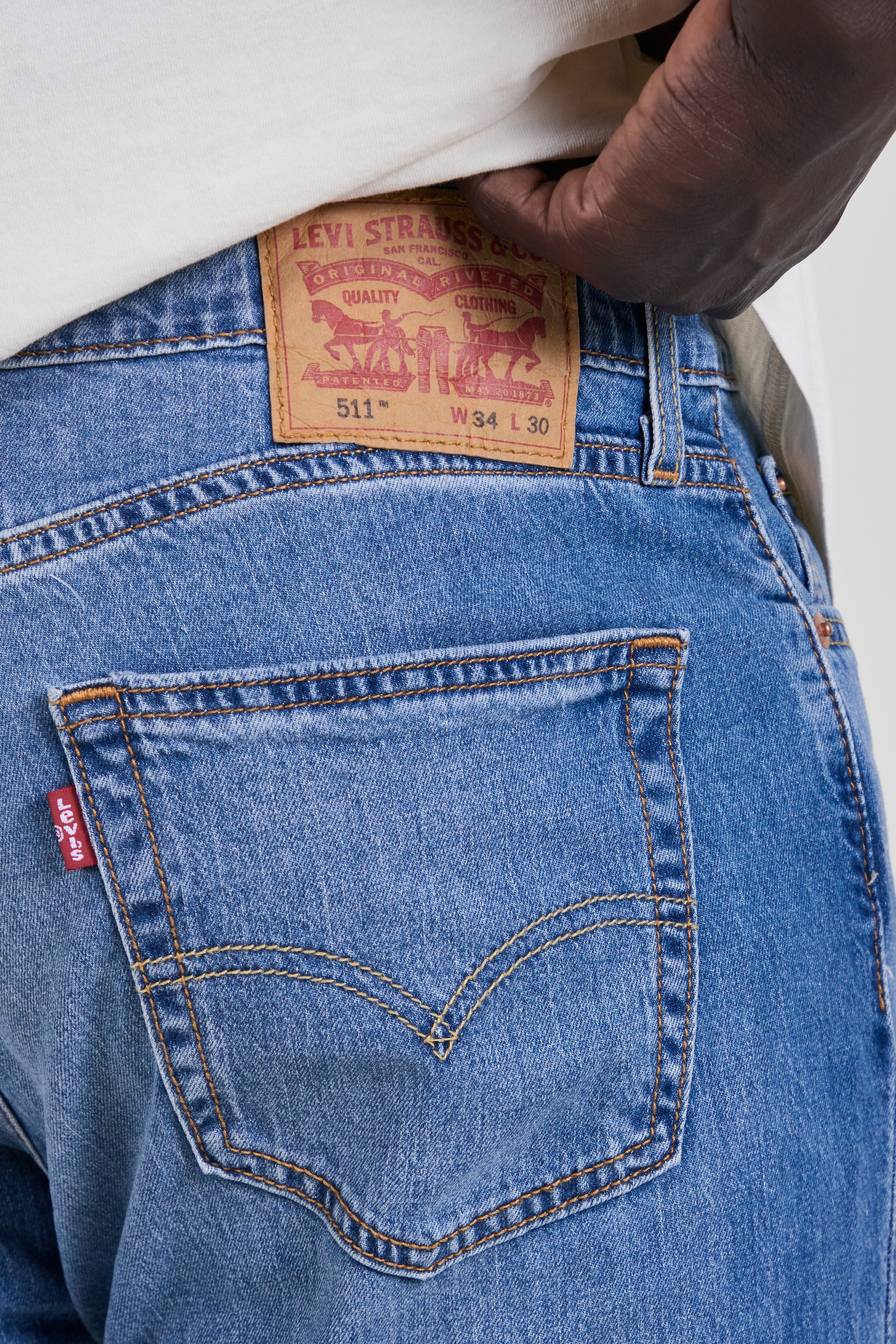 תמונת תקריב דוגמן של מכנסי ג'ינס 511 בגזרת סלים