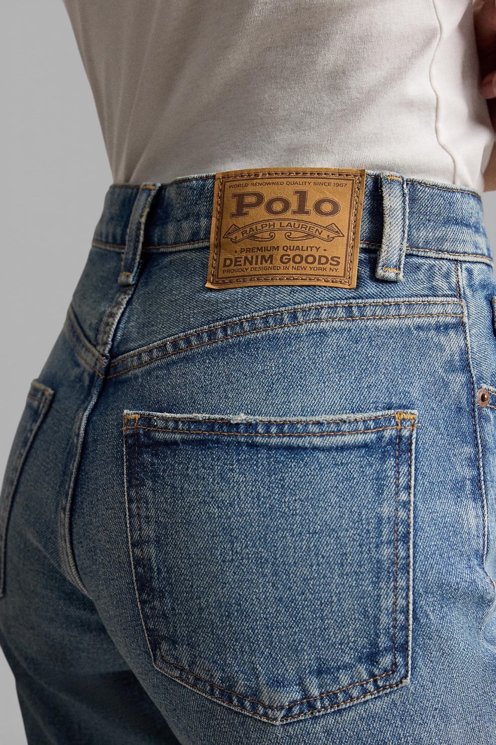 תמונת תקריב דוגמן של מכנסי ג'ינס בגזרה מתרחבת