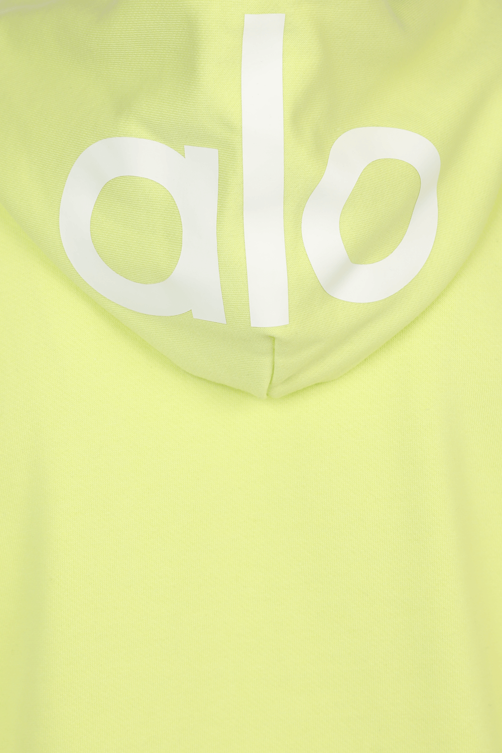 תמונת תקריב של סווטשירט קפוצ'ון עם לוגו