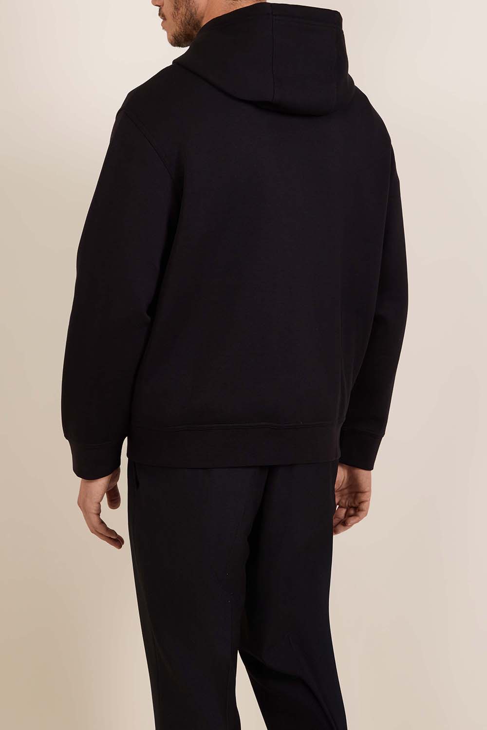 תמונת דוגמן אחורית של סווטשירט קפוצ'ון