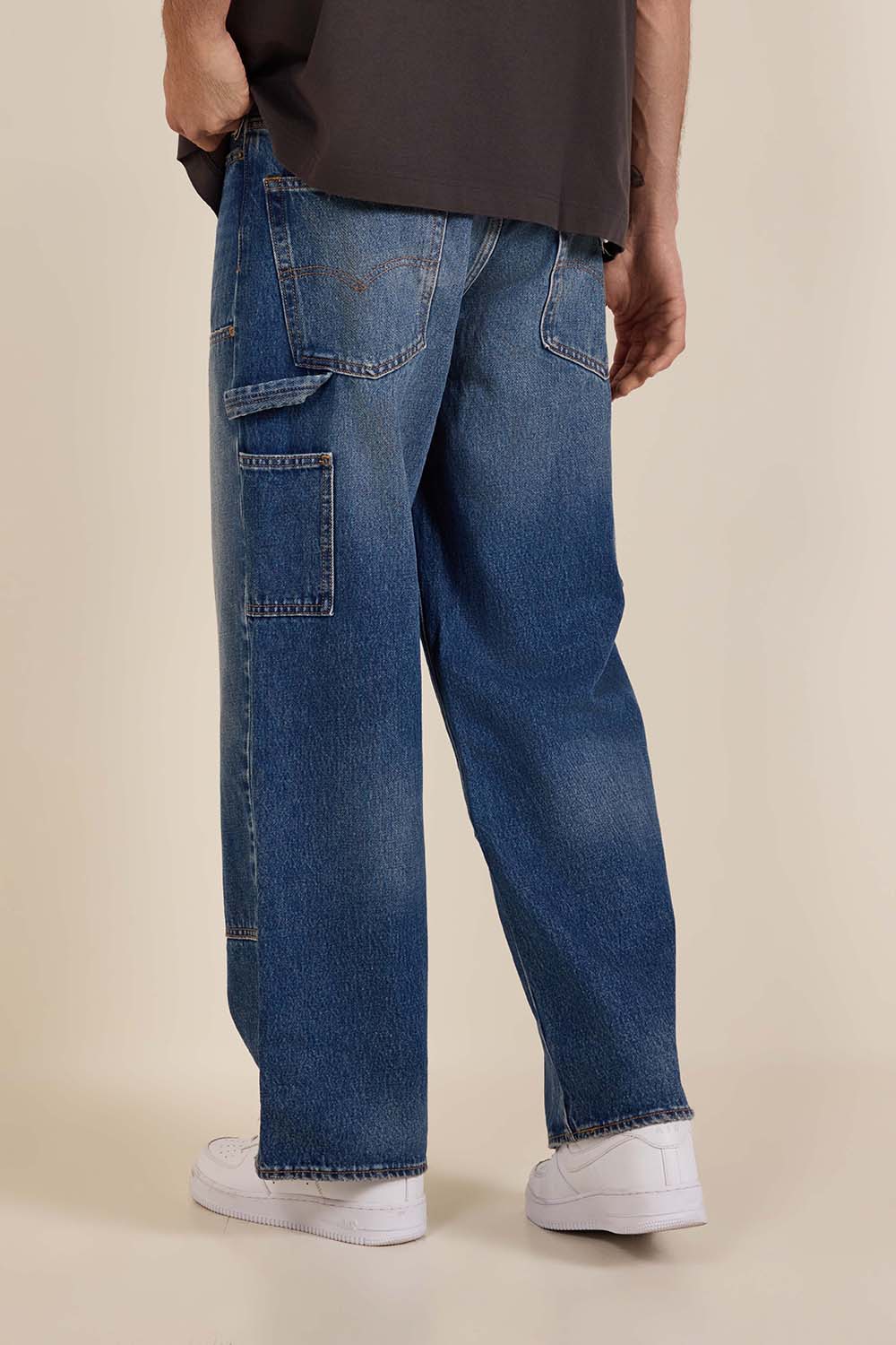 תמונת דוגמן אחורית של ליוויס X צעצוע של סיפור מכנסי ג'ינס