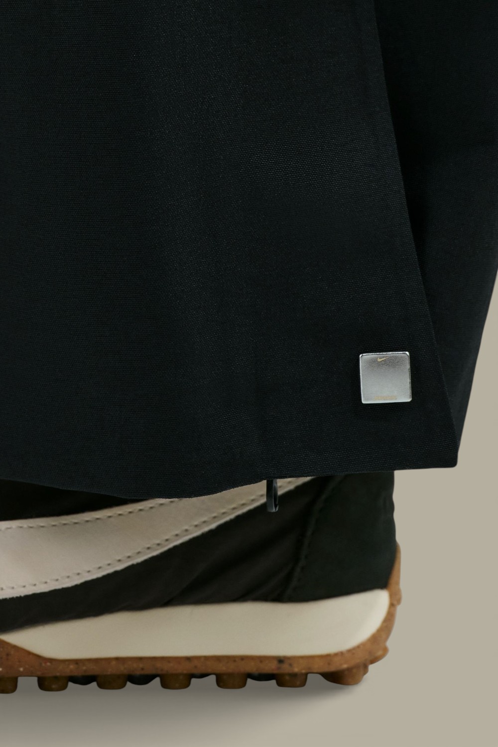 תמונת תקריב דוגמן של מכנסיים מחוייטים Nike x Jacquemus