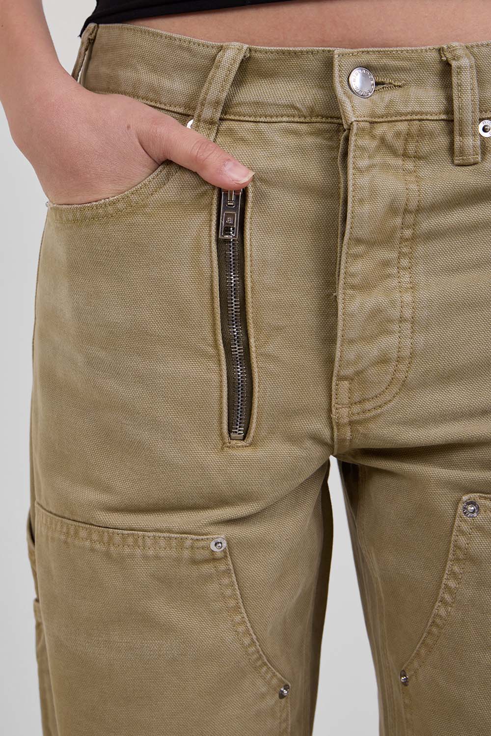 תמונת תקריב דוגמן של מכנסיים בגזרה רחבה