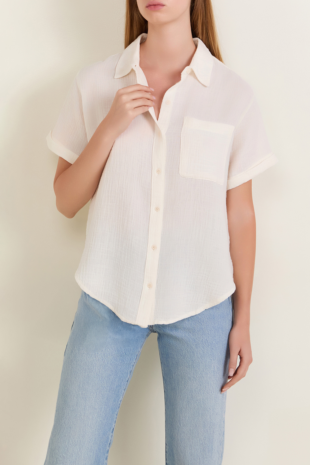 תמונת דוגמן קידמית של חולצה מכופתרת קצרה