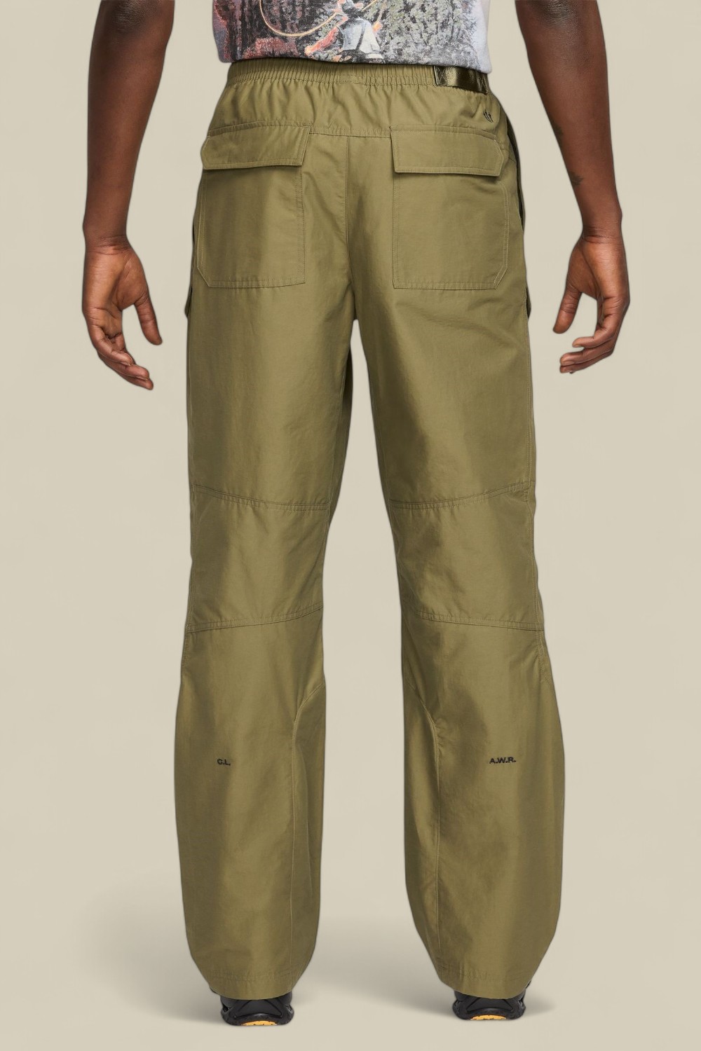 תמונת דוגמן אחורית של מכנסי קרגו