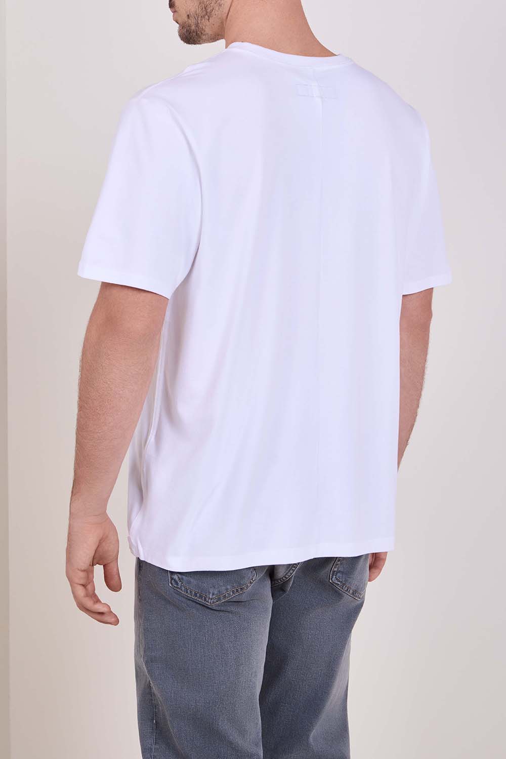 תמונת דוגמן אחורית של חולצת טי