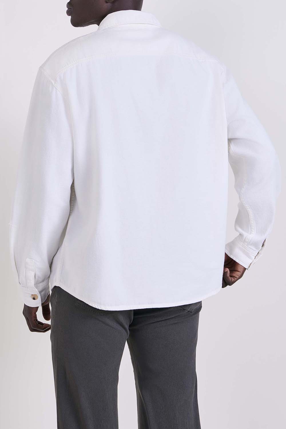 תמונת דוגמן אחורית של חולצת כפתורים ארוכה אוברסייז