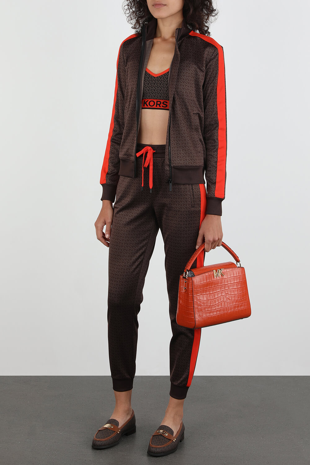 תמונת דוגמן קידמית של נעלי מוקסין מונוגרמיות בגווני חום