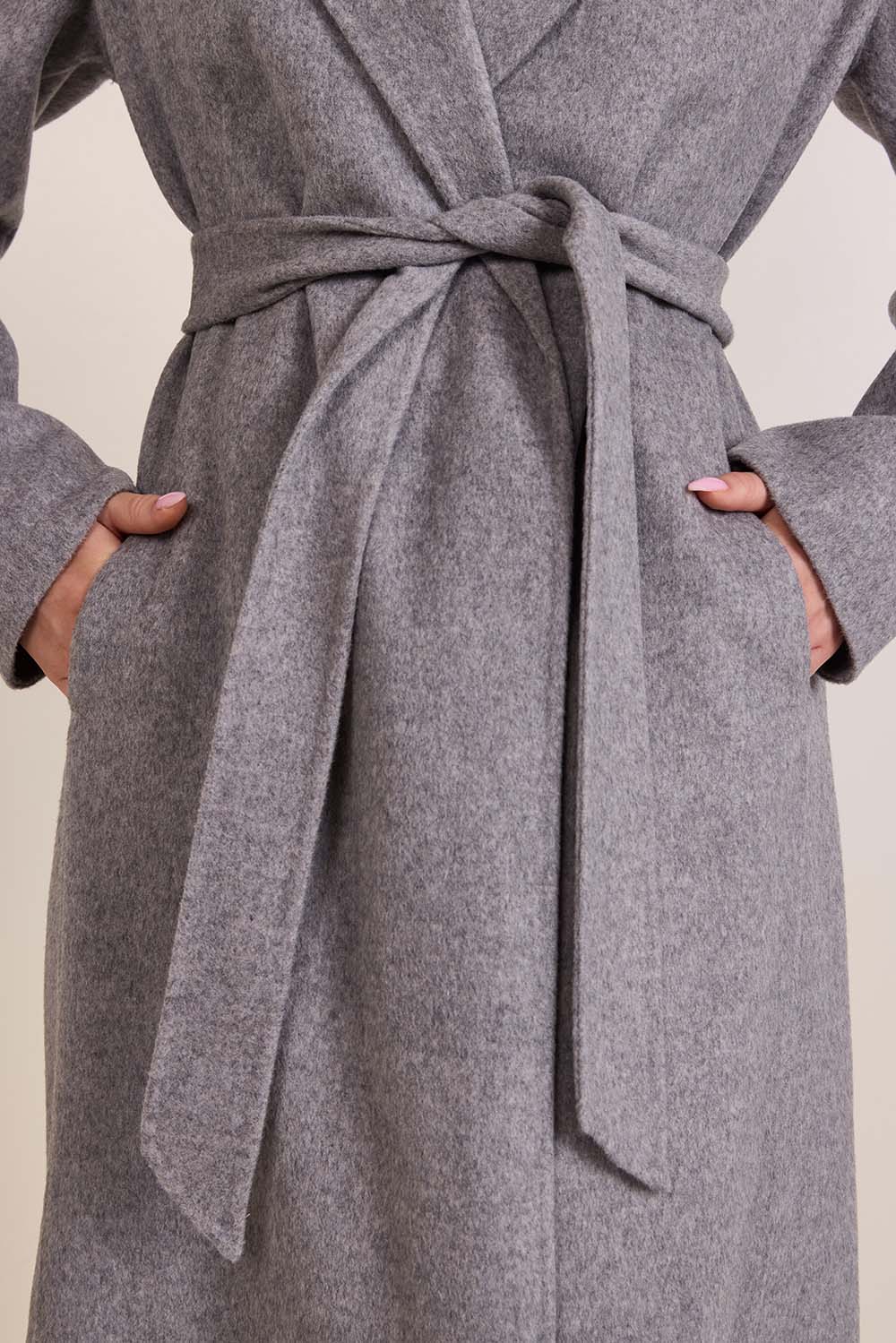 תמונת תקריב דוגמן של מעיל צמר סלים פיט