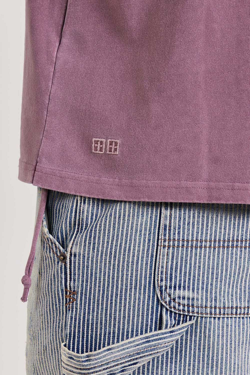 תמונת תקריב דוגמן של חולצת טי אוברסייז