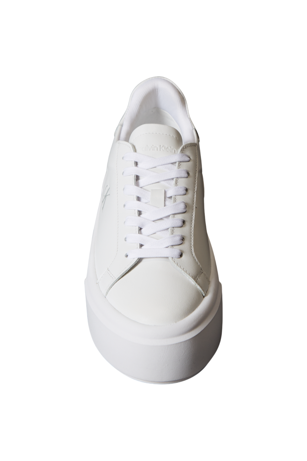 תמונת פנים של נעלי סניקרס פלטפורמה