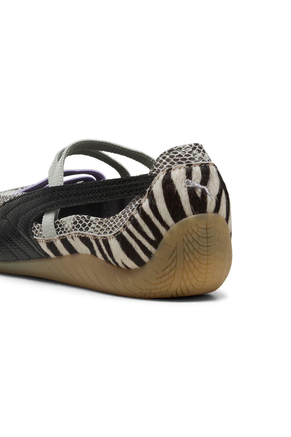 תמונת פנים של נעלי סניקרס