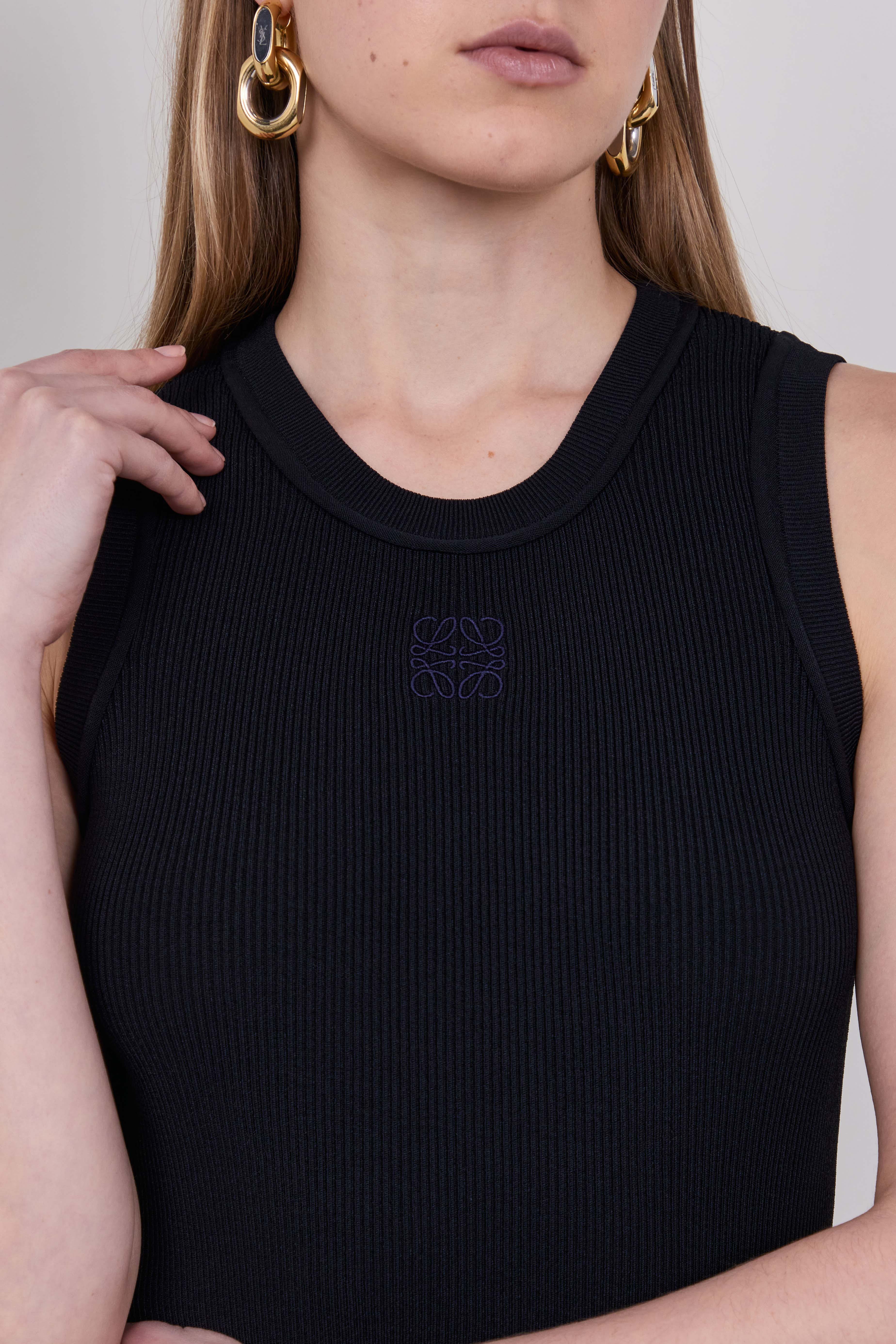 תמונת תקריב דוגמן של גופיית ריב