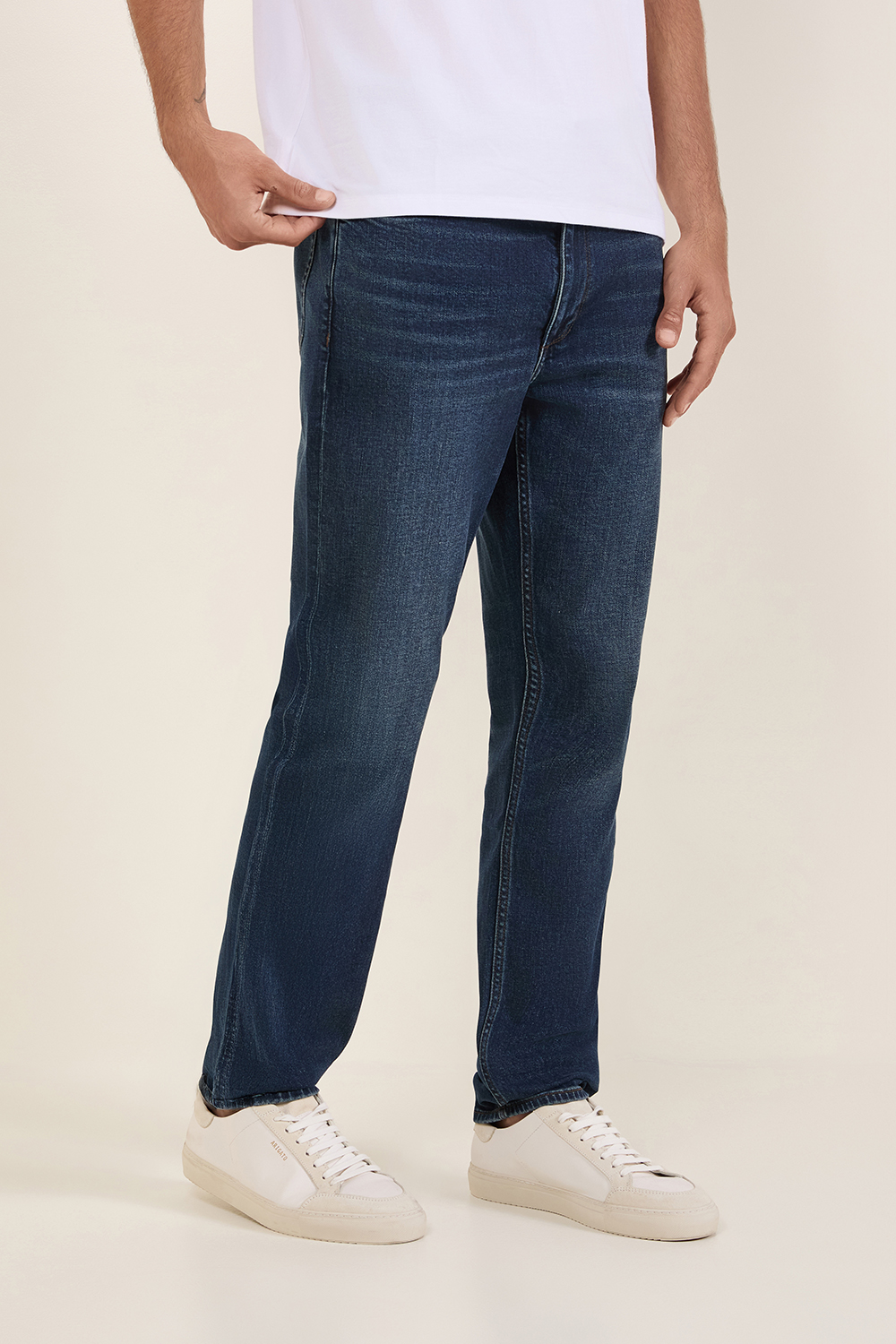 תמונת דוגמן קידמית של מכנסי ג'ינס סלים פיט