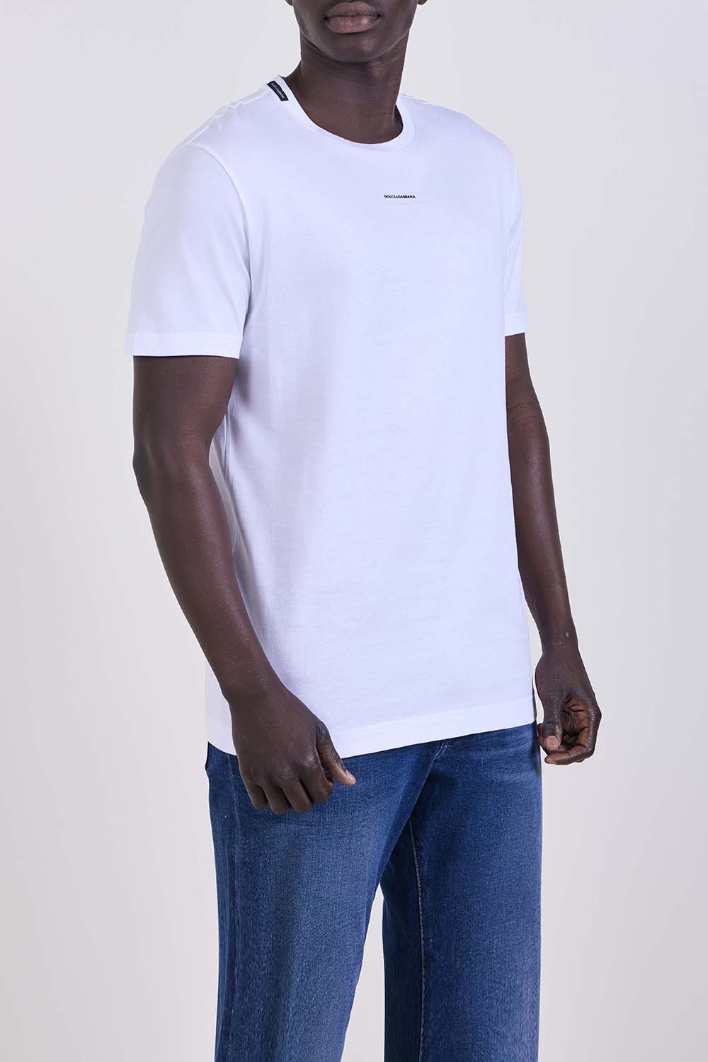 תמונת דוגמן קידמית של חולצת טי בגזרה ישרה