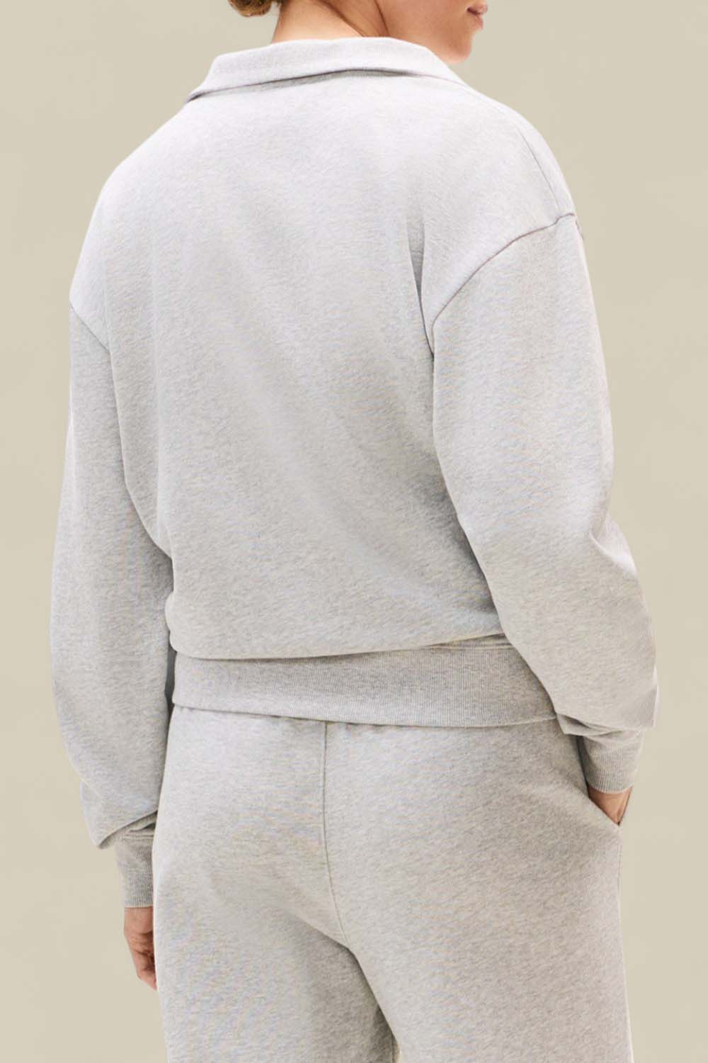 תמונת דוגמן אחורית של סווטשירט פולו