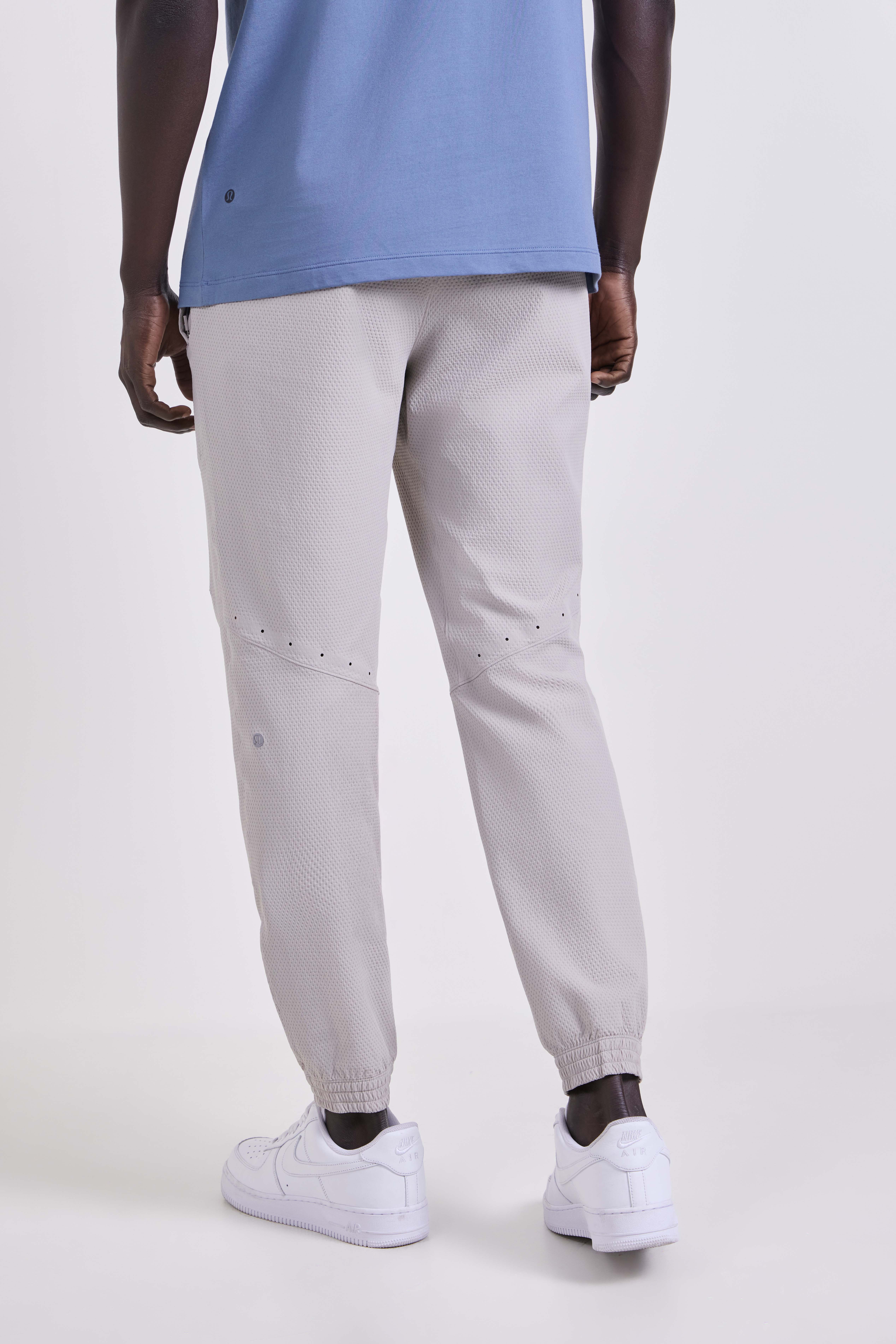 תמונת דוגמן אחורית של License To Train Textured Jogger*Regular