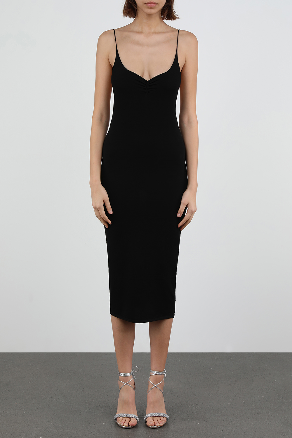 תמונת דוגמן קידמית של שמלת כתפיות שחורה באורך מידי