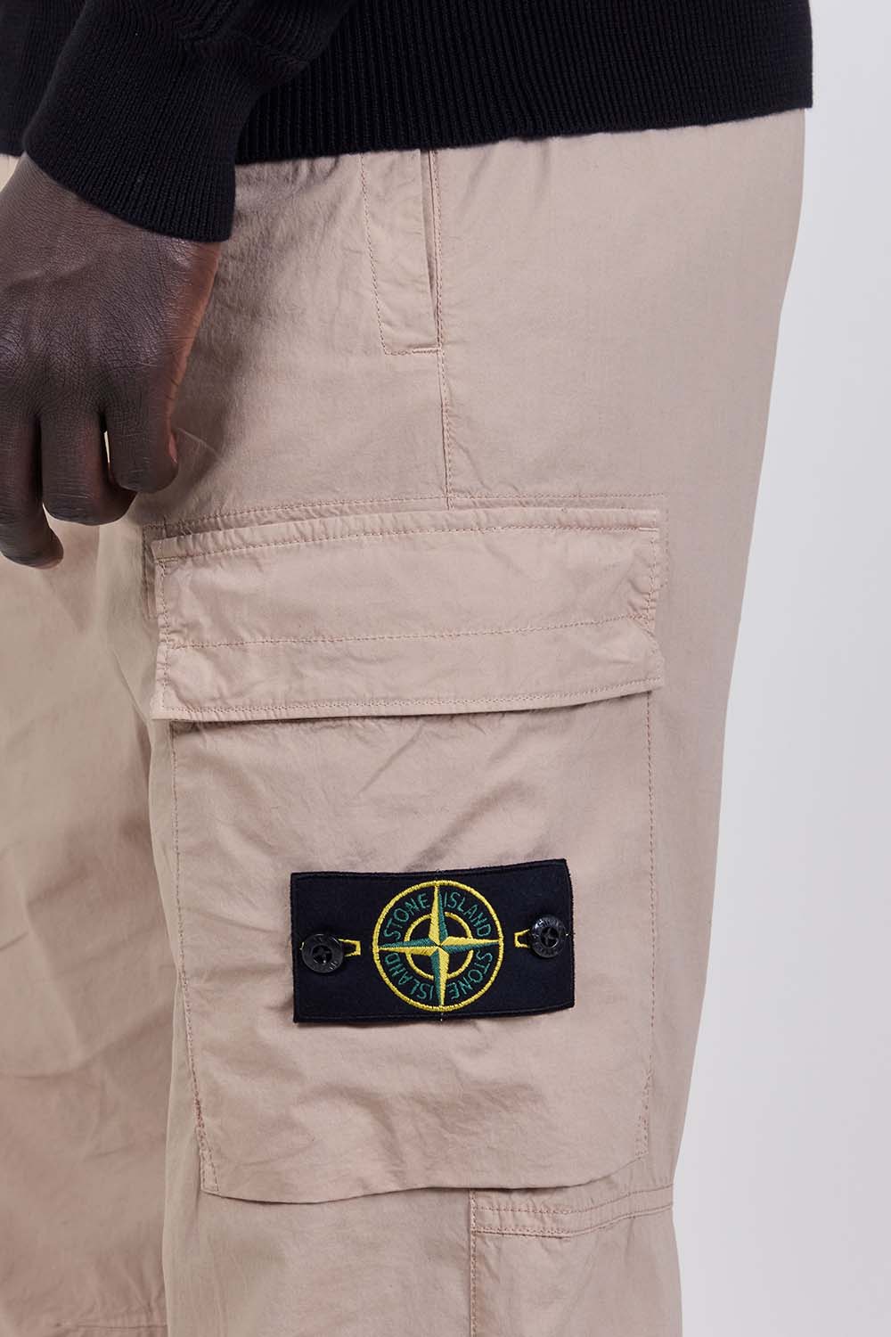 תמונת תקריב דוגמן של מכנסיים ארוכים