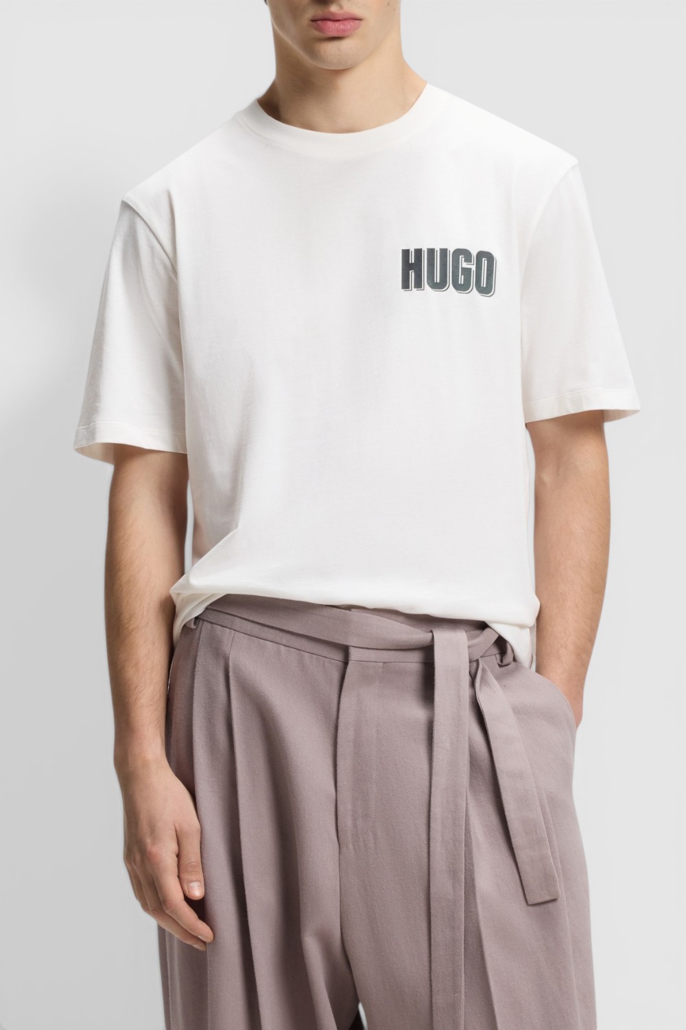 תמונת דוגמן קידמית של חולצת טי בגזרה משוחררת