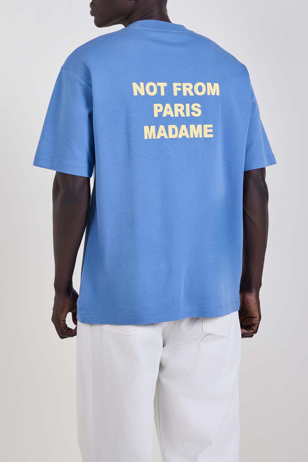 תמונת דוגמן אחורית של חולצת טי בגזרה משוחררת