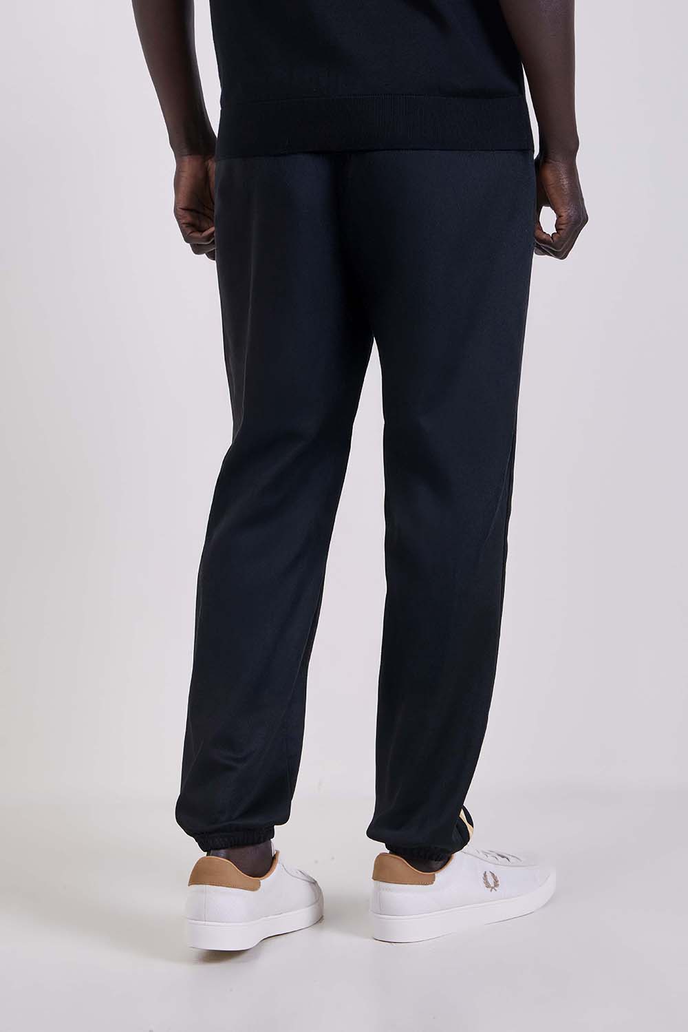 תמונת דוגמן אחורית של מכנסי ג'וגר