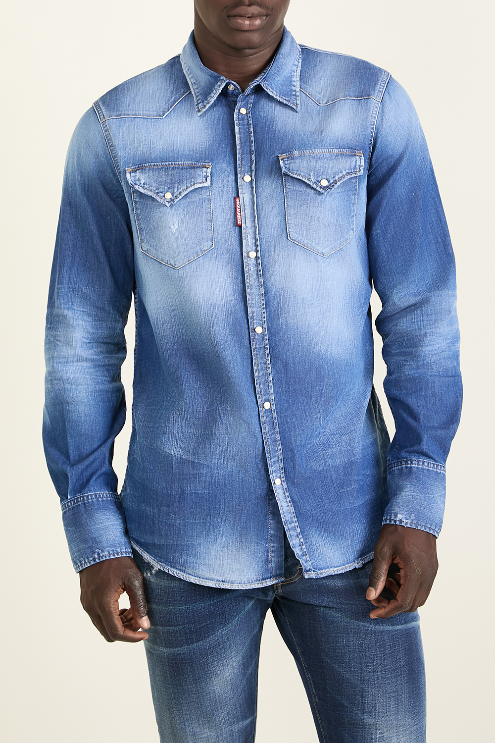 תמונת דוגמן קידמית של חולצת ג'ינס מכופתרת