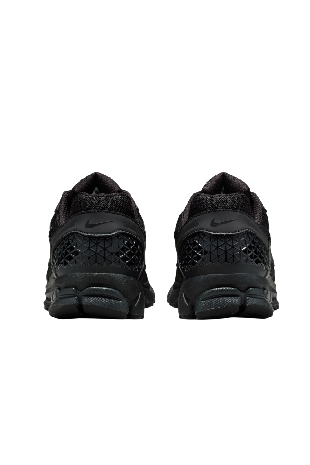 תמונת תקריב של נעלי סניקרס זום וומרו 5