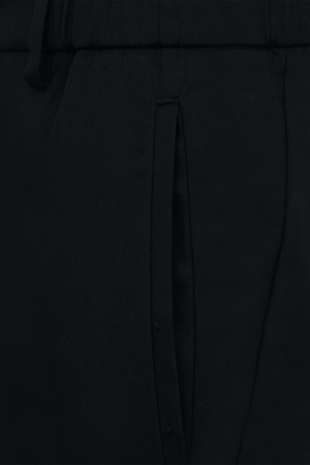 תמונה אחורית של מכנסיים מחויטים עם כיסים