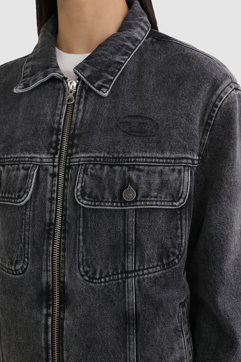 תמונת תקריב דוגמן של ז`קט ג`ינס