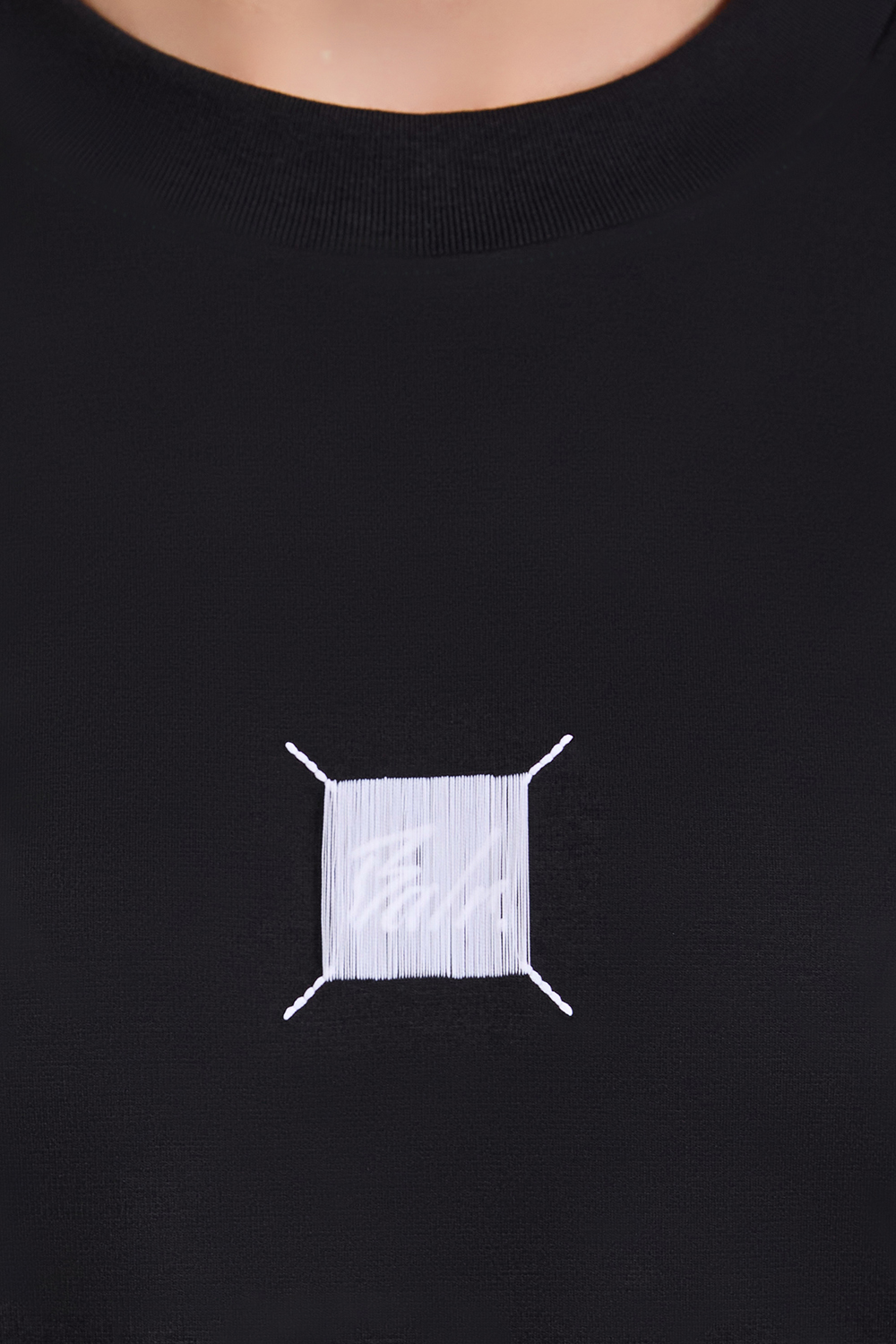 תמונת תקריב דוגמן של חולצת טי אוברסייז