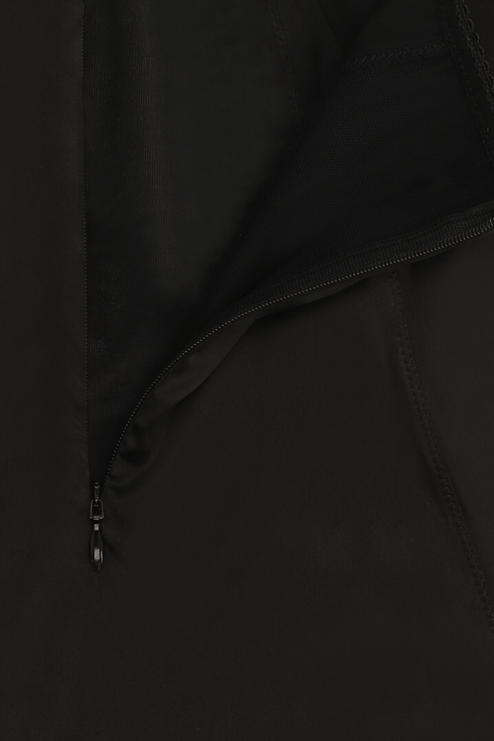 תמונת תקריב של תחתוני סאטן