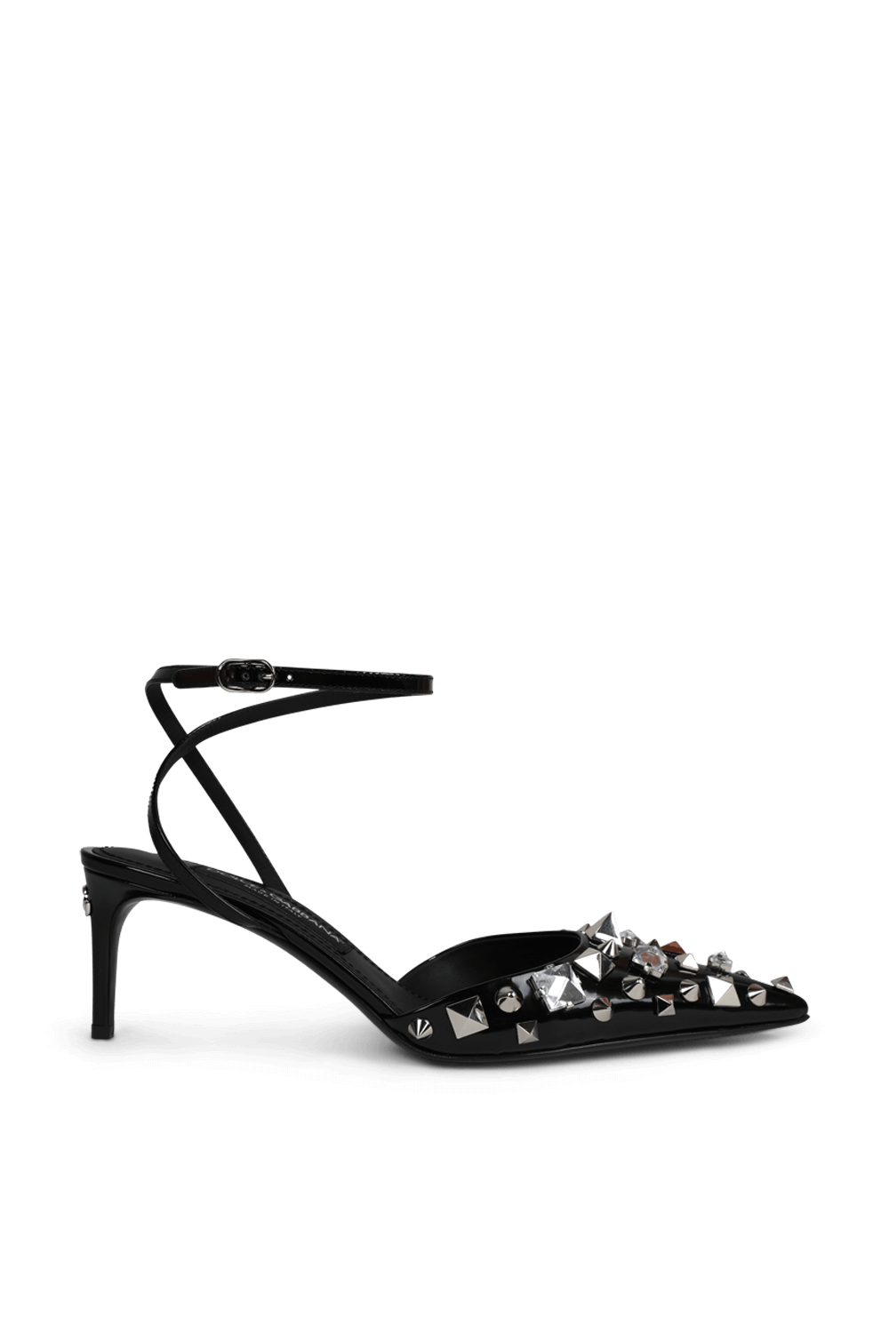 תמונה קידמית של סנדלי עקב נמוכים מעור עם עיטורי ניטים