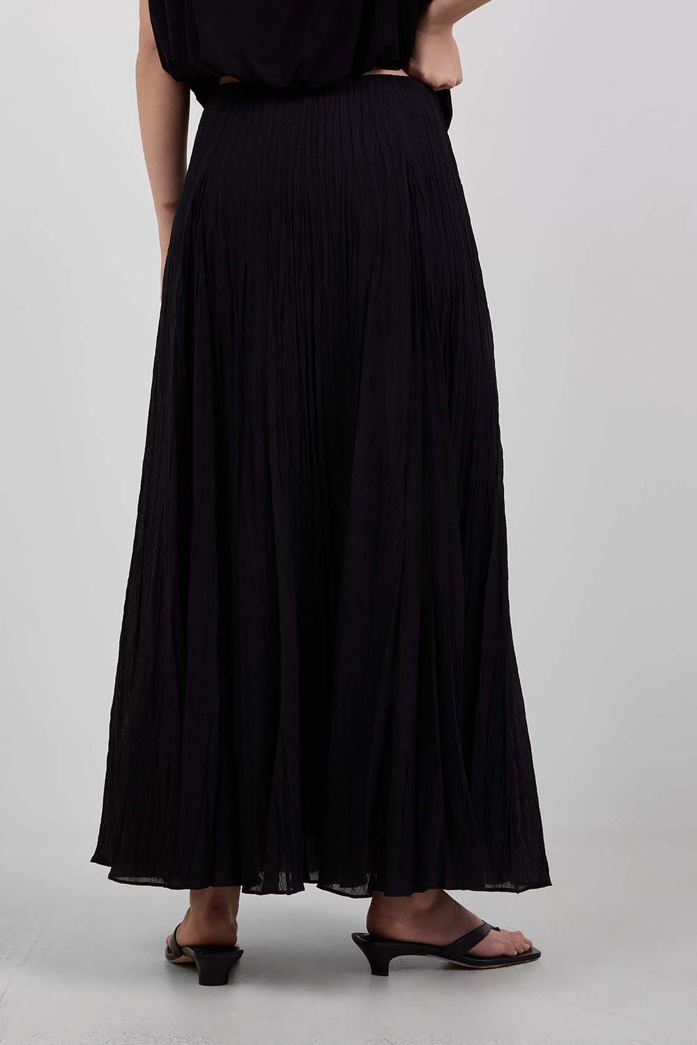 תמונת דוגמן אחורית של חצאית מקסי פליסה