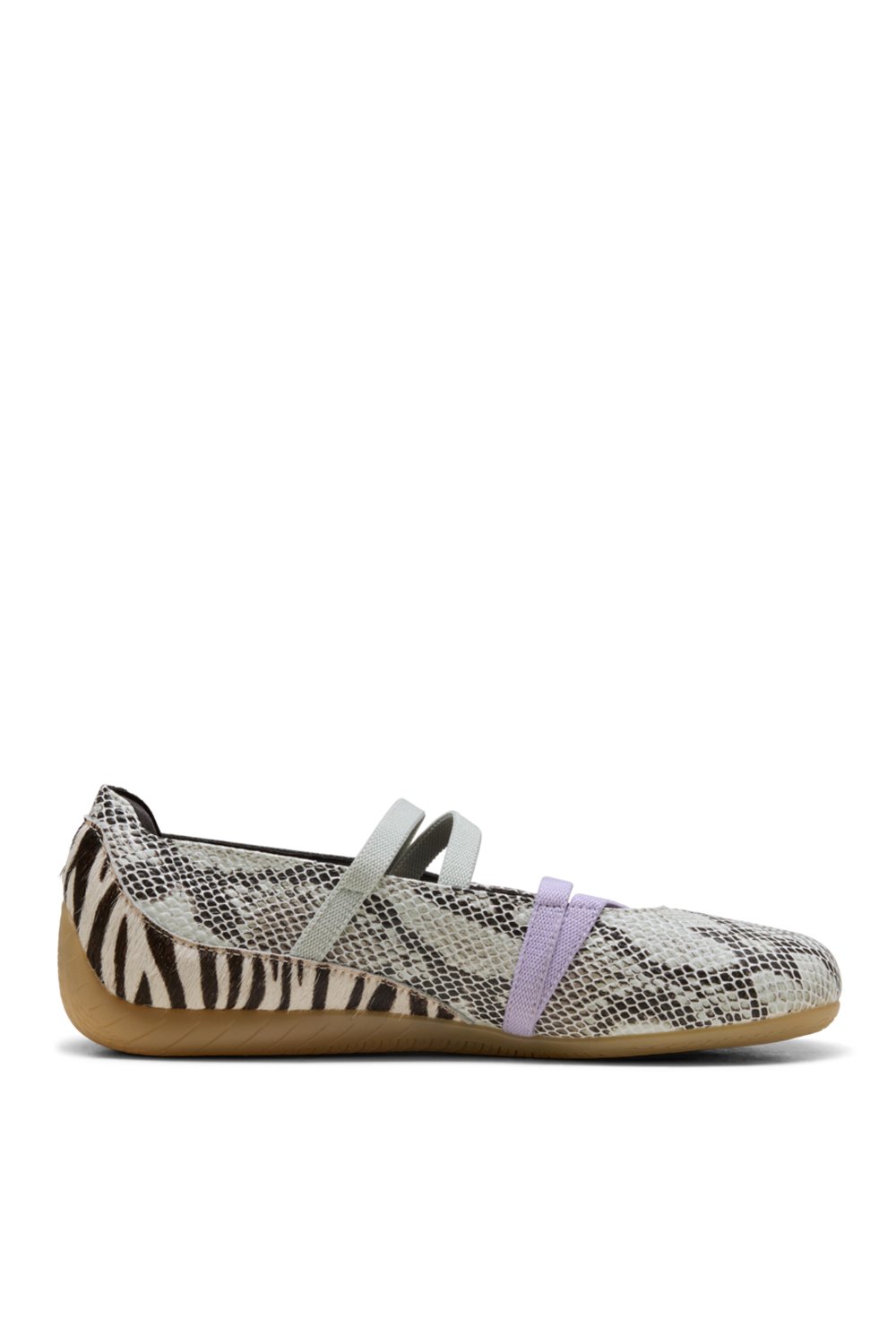 תמונה קידמית של נעלי סניקרס