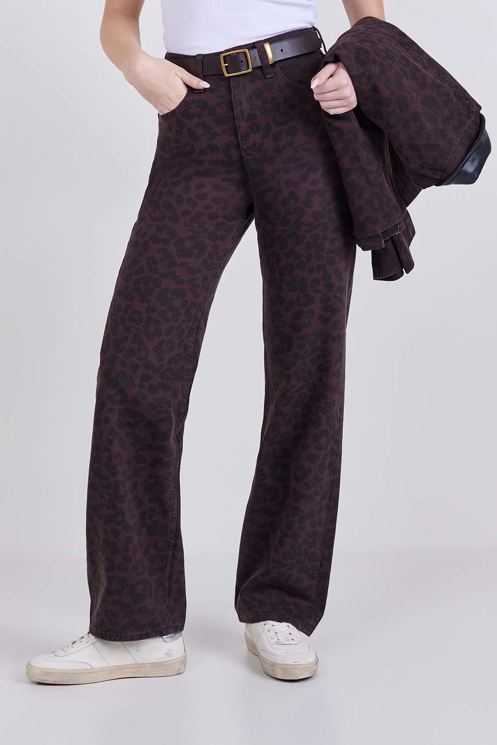 תמונת דוגמן קידמית של מכנסי ג'ינס בגזרה ישרה