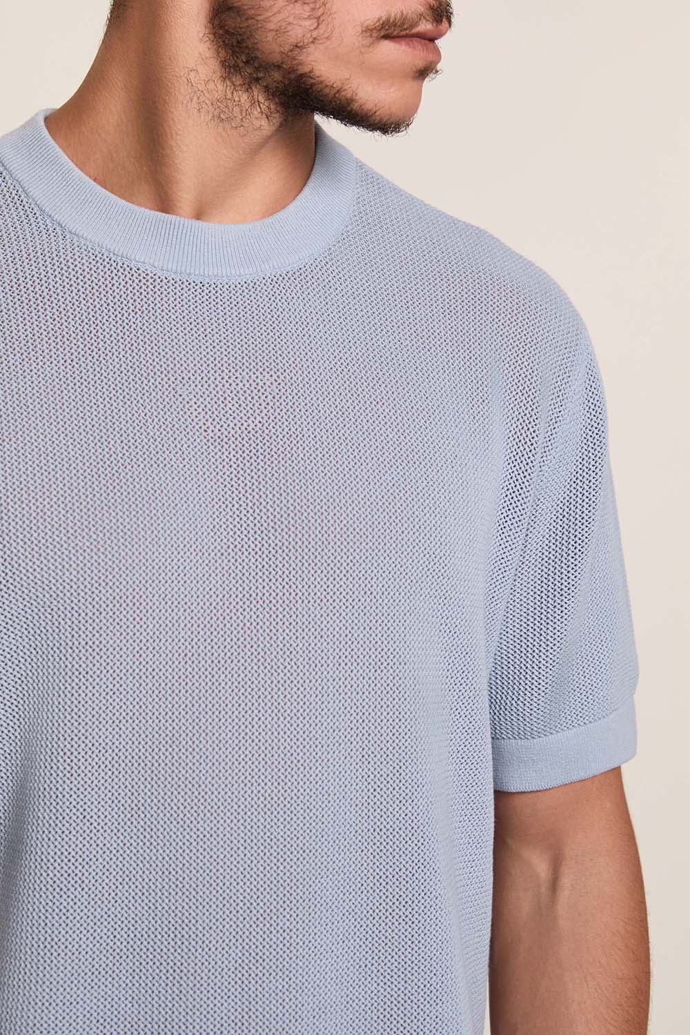 תמונת תקריב דוגמן של חולצת טי