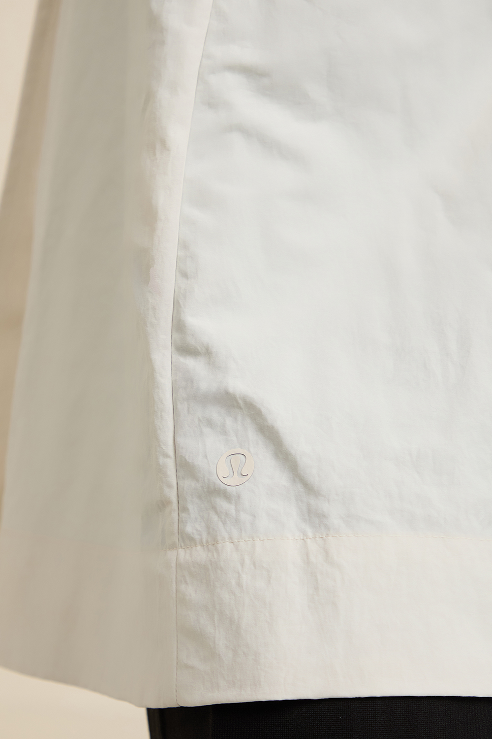תמונת תקריב דוגמן של Classic-Fit Trench Coat