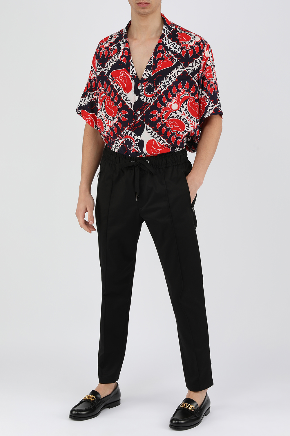 תמונת דוגמן קידמית של נעלי מוקסין מעור מבריק עם אלמנט זהב