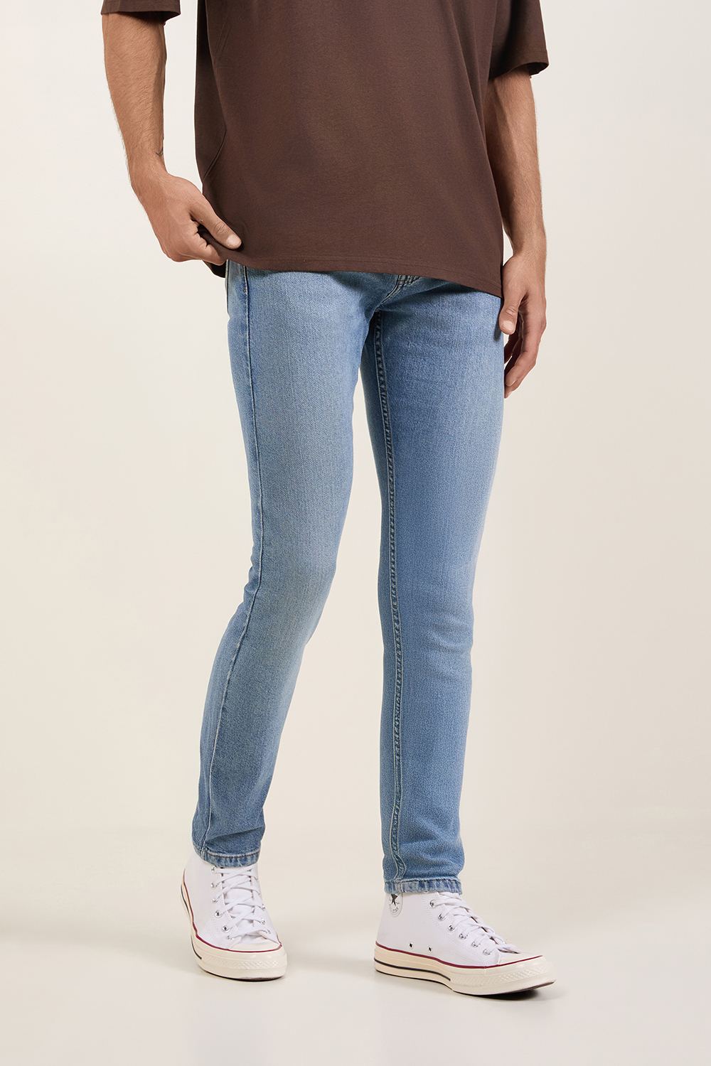 תמונת דוגמן קידמית של מכנסי ג'ינס סלים פיט