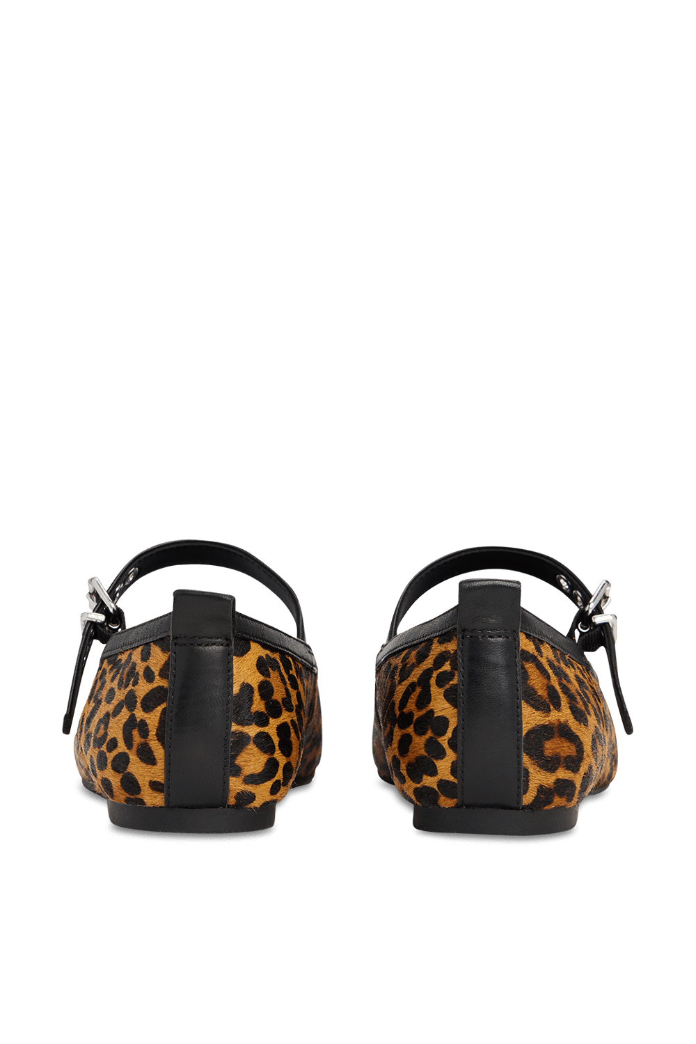 תמונת תקריב של נעלי מרי ג'יין