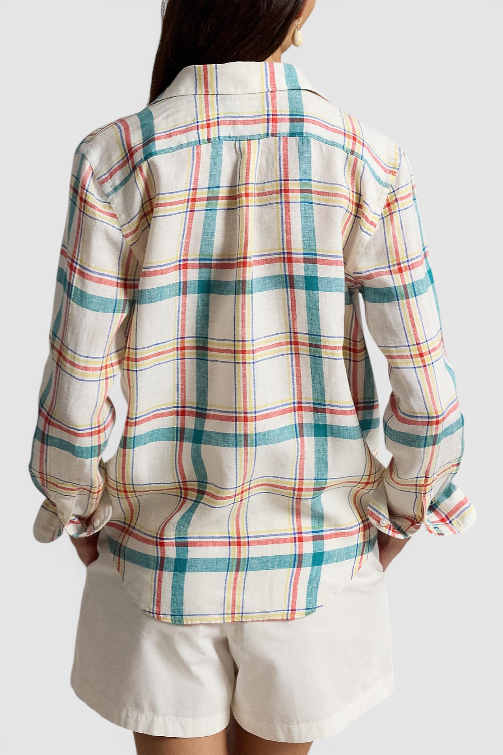 תמונת דוגמן אחורית של חולצה מכופתרת ארוכה מפשתן