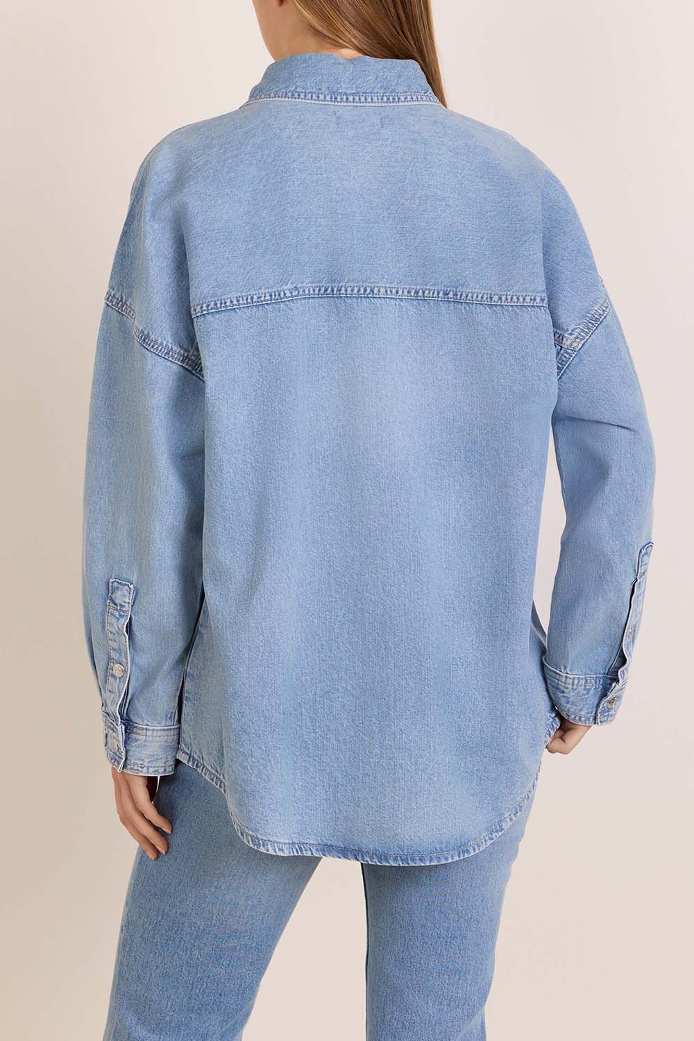 תמונת דוגמן אחורית של חולצת-ז'קט ג'ינס