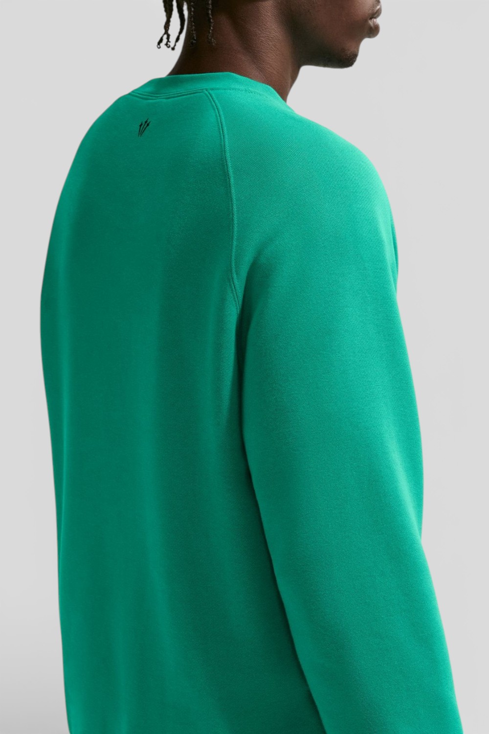 תמונת דוגמן אחורית של סווטשירט נייקי X נוקטה