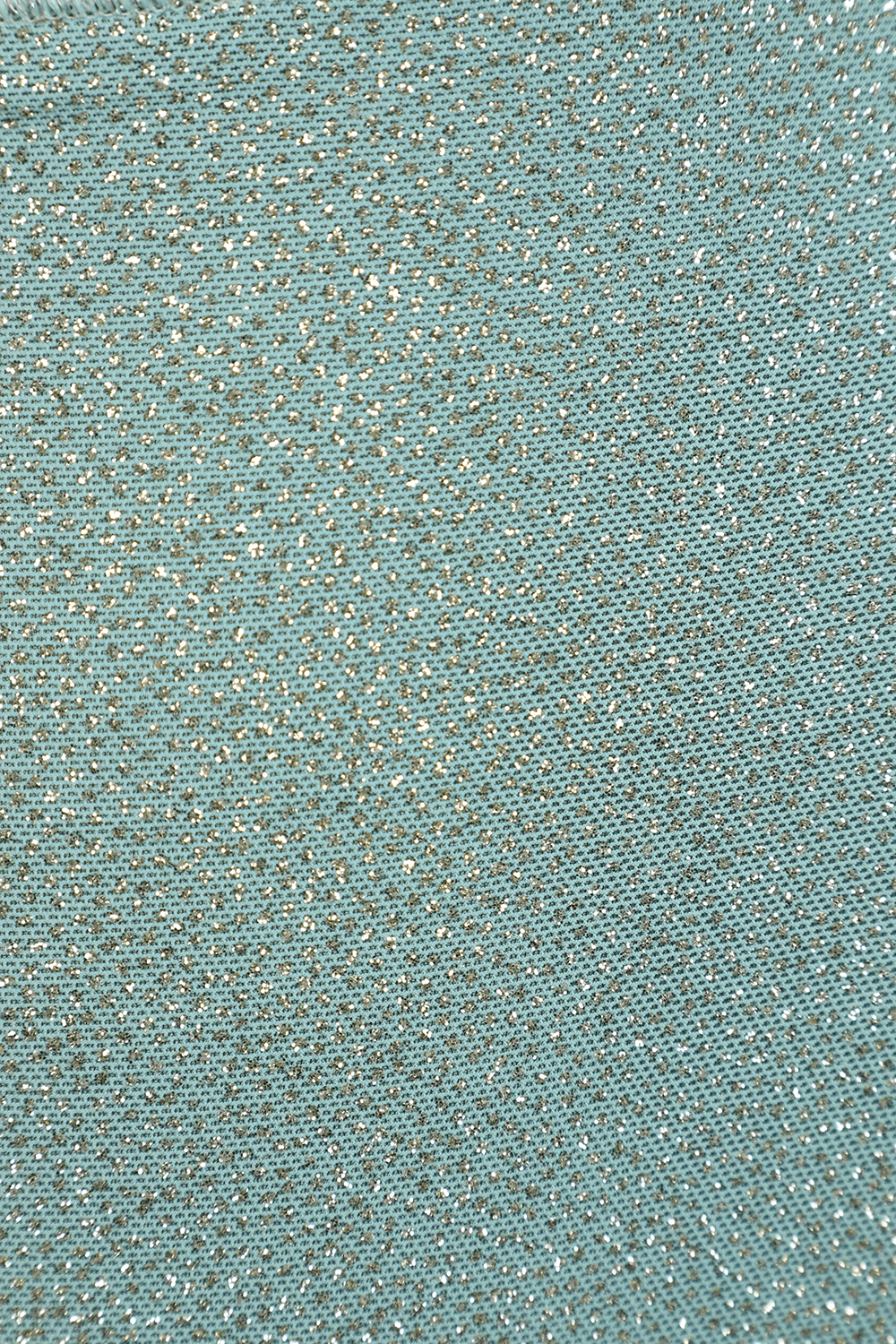 תמונת תקריב של בגד ים שנות ה-90 בגזרה גבוהה בגוון קריסטל