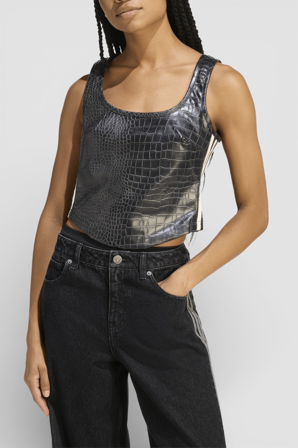 תמונת דוגמן קידמית של טופ מחוך דמוי עור